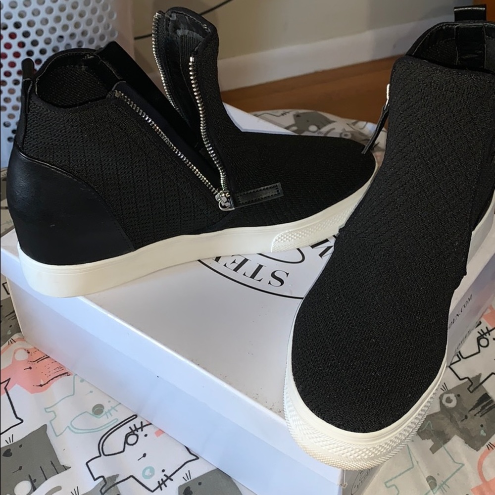 Steve Madden  ZIP up wedges